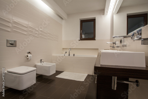 Travertine house - well-designed bathroom