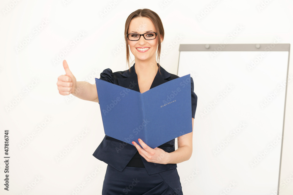 gut gelaunte Bürokauffrau mit Bewerbungsunterlagen