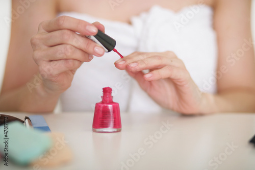 Frau beim Nägel lackieren