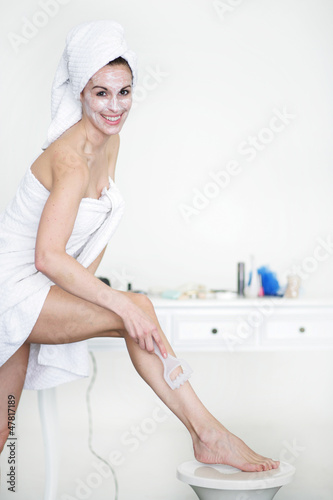 Frau massiert ihre Beine