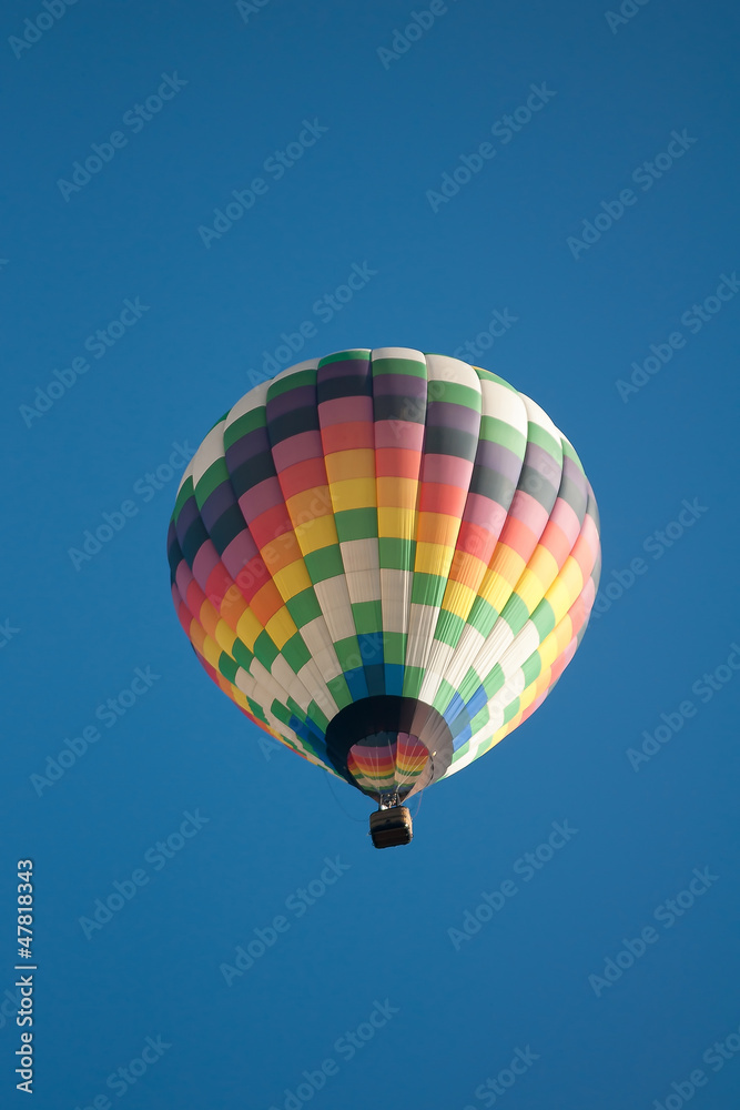 Naklejka premium hot air balloon over farm land