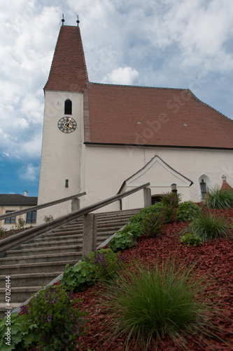 Kirche von Zeillern mit Stiegenaufgang und Bepflanzung