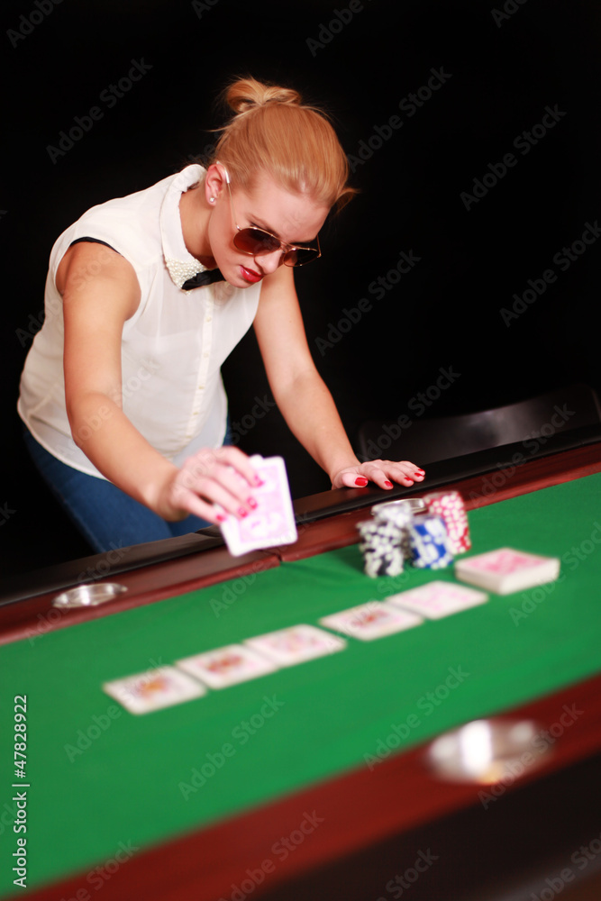 blonde Frau spielt Poker blonde Frau spielt Poker