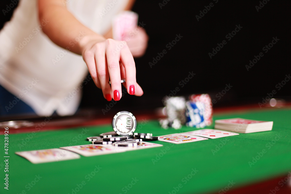 sexy Frau spielt Poker sexy Frau spielt Poker