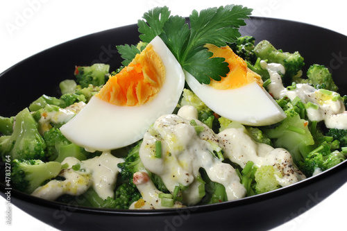 Canvastavla Broccoli salad with garlic sauce and egg