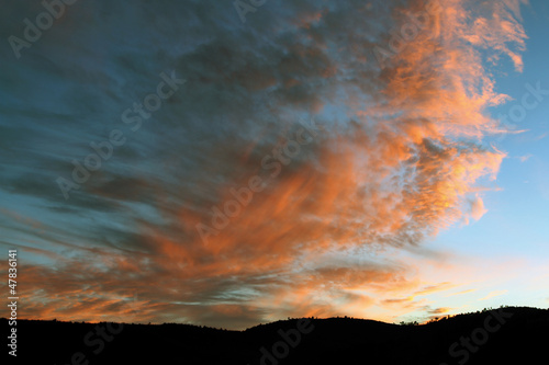 Cielo nublado al atardecer photo