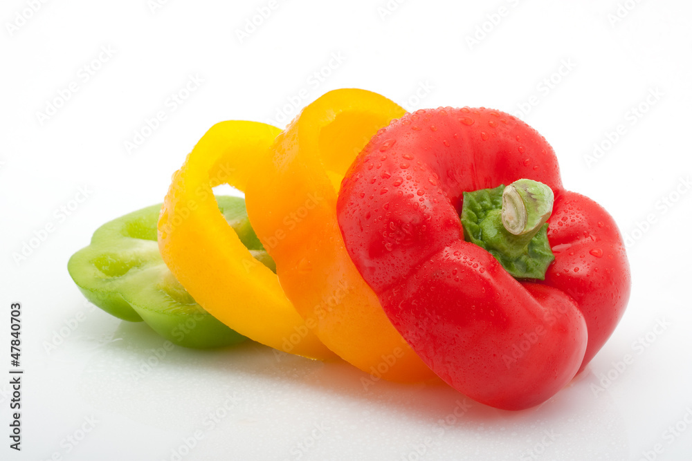 frische Paprika in Scheiben mit Tropfen isoliert auf weiß frische Paprika in Scheiben mit Tropfen isoliert auf weiß