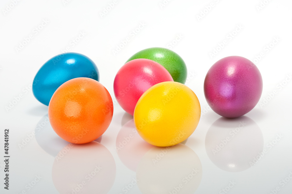 bunte farbige Ostereier auf weissem Hintergrund bunte farbige Ostereier auf weissem Hintergrund