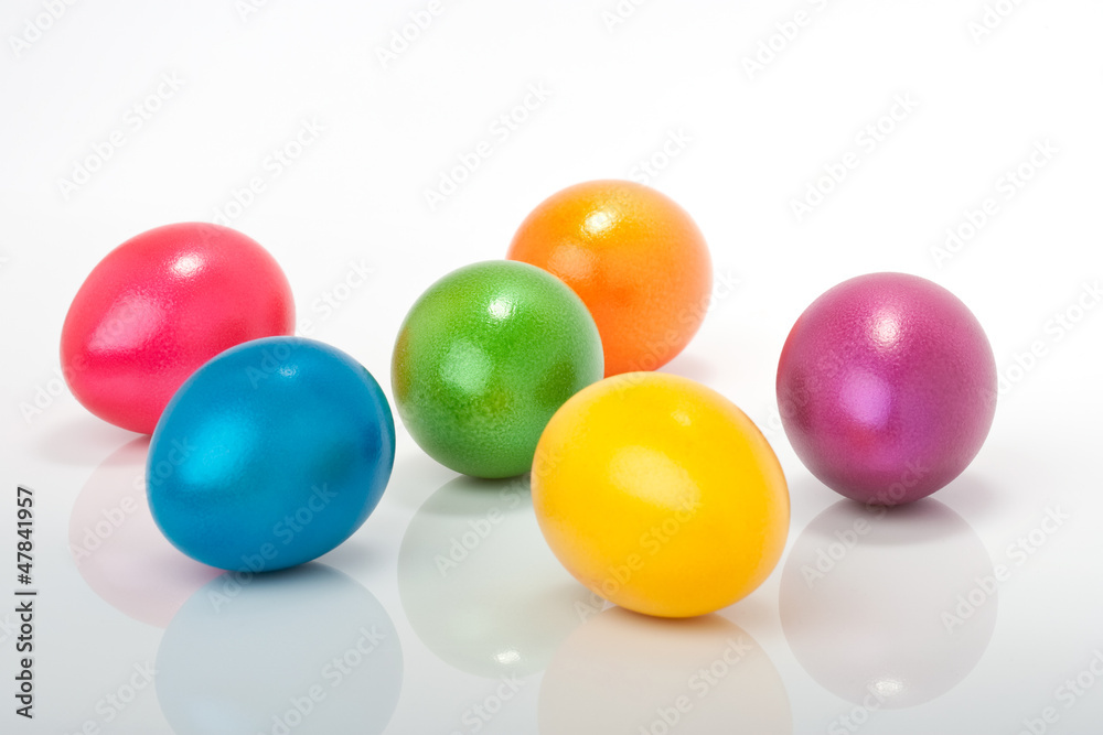 bunte farbige Ostereier auf weissem Hintergrund bunte farbige Ostereier auf weissem Hintergrund