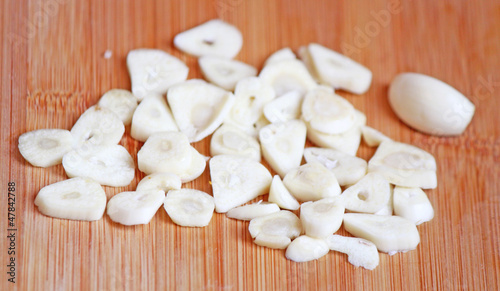 Pieces of garlic on the chopping board