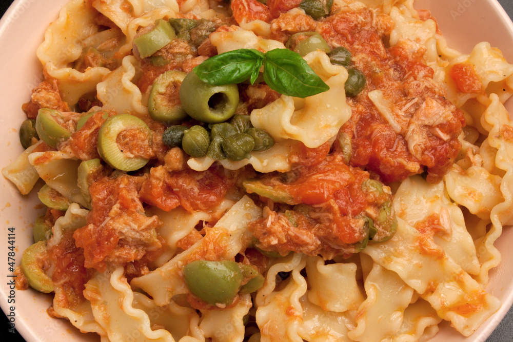 Reginette con sugo di pomodoro, capperi, olive verdi e tonno Reginette con sugo di pomodoro, capperi, olive verdi e tonno