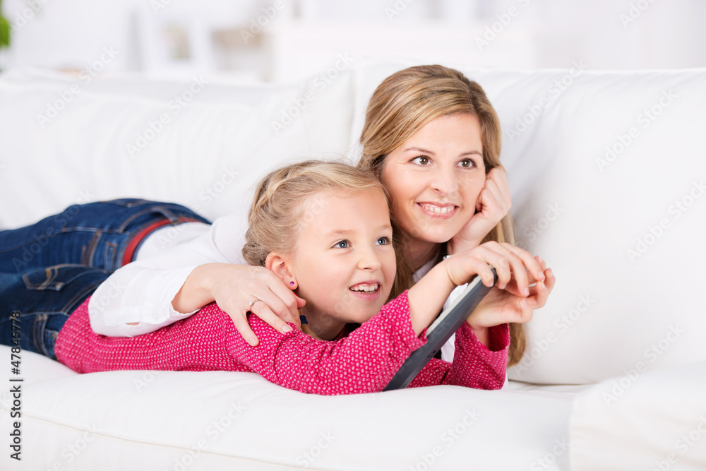 mutter und tochter schauen zusammen fernsehen mutter und tochter schauen zusammen fernsehen