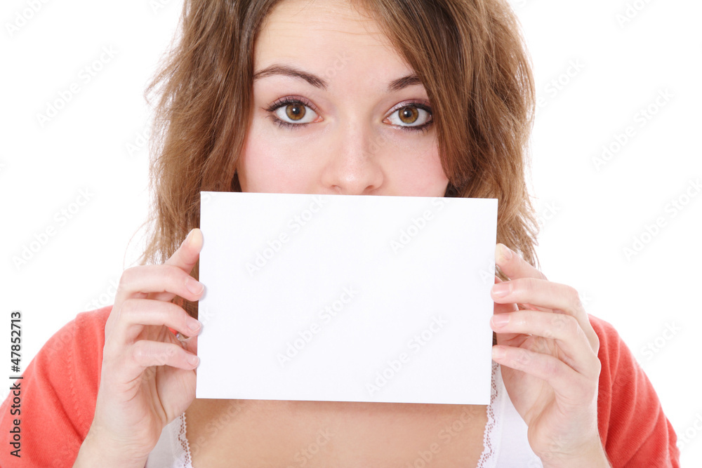 Attraktives Mädchen hält weißen Platzhalter Attraktives Mädchen hält weißen Platzhalter