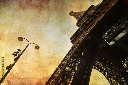 Eiffelturm auf antiker Papiertextur
