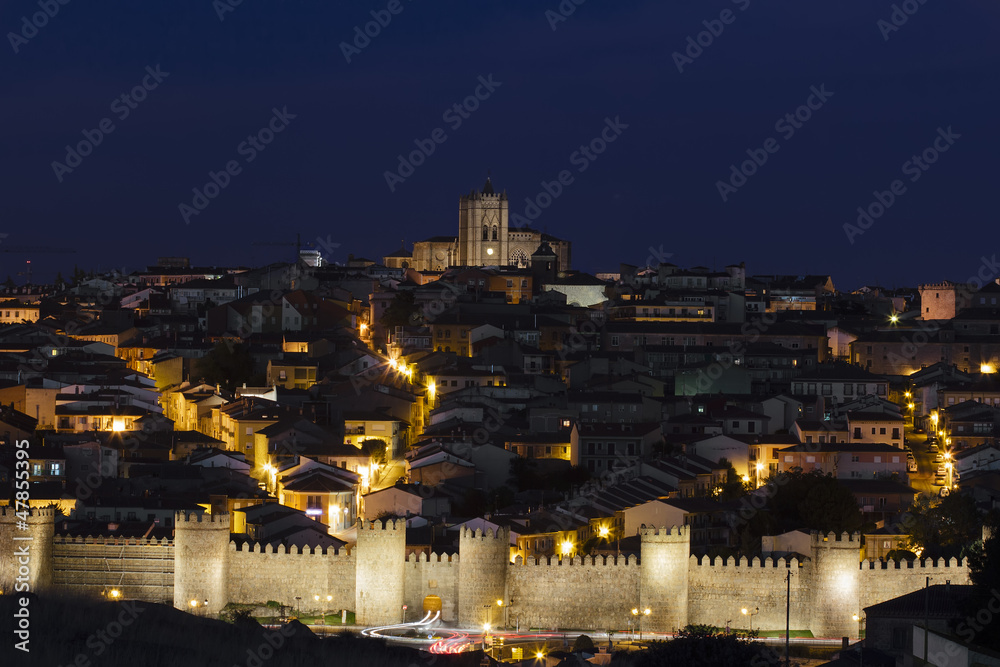 ciudad amurallada por la noche. Ávila. España