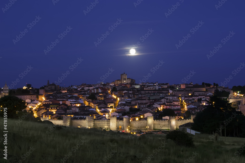 ciudad amurallada bajo la luz de la luna. Ávila. España