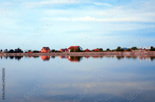 houses on a lakeshore