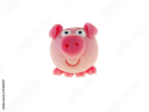 kleines rosa Gl  cksschwein freigestellt auf wei  em Hintergrund