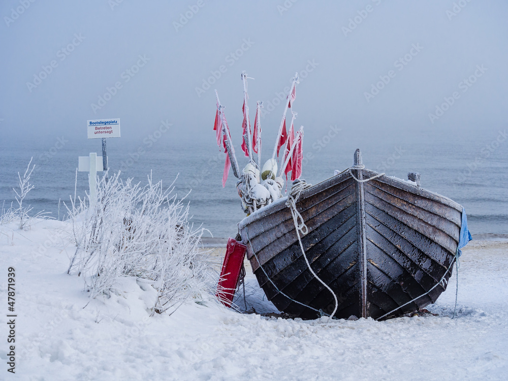 Ein Fischerboot auf der Insel Usedom im Winter. - obrazy, fototapety, plakaty 