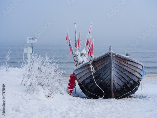 Ein Fischerboot auf der Insel Usedom im Winter. #47871939