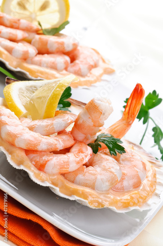 Antipasto di gamberi - Appetizer with shrimps, selective focus