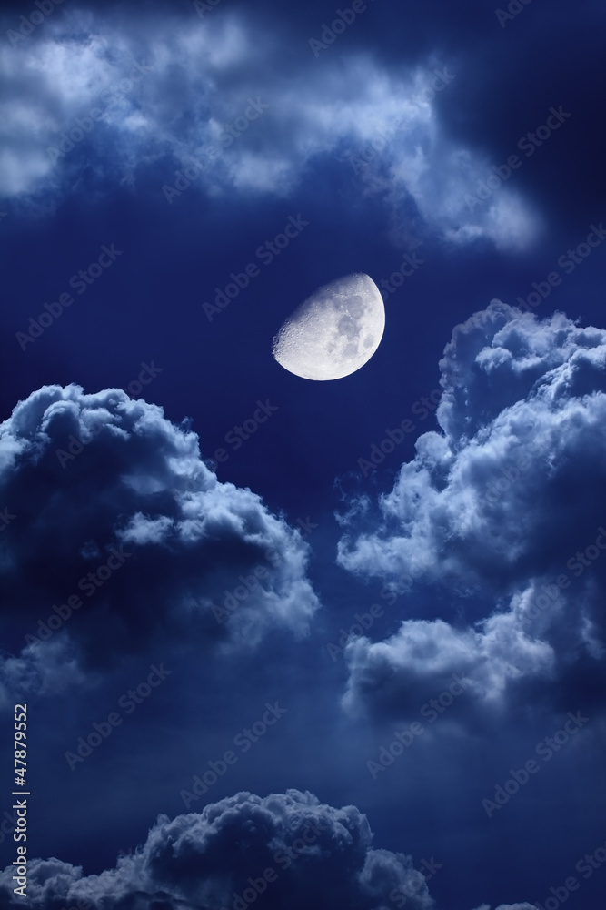 Naklejka premium night sky with moon and clouds