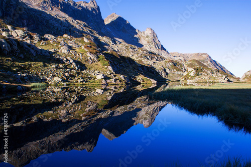 Lac de montagne et reflet