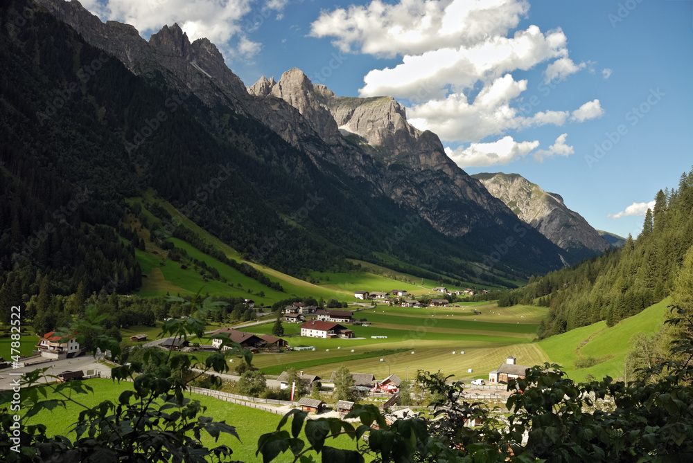 Tal mit Dorf in Tirol