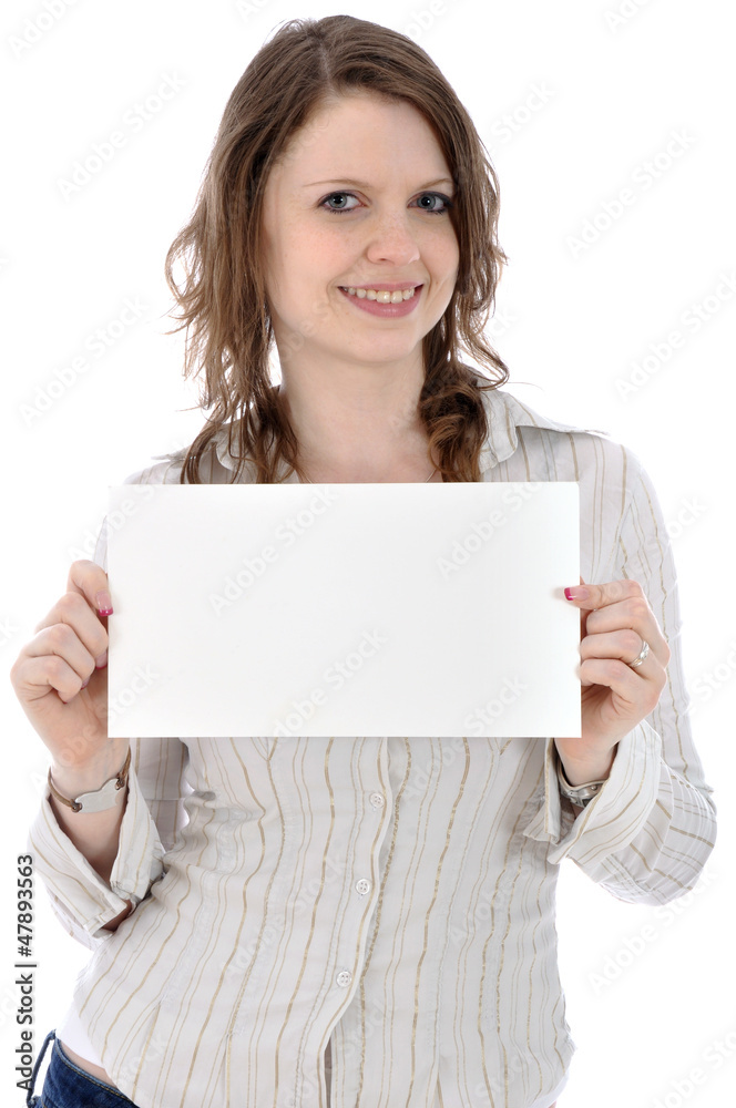 Junge Frau in Bluse hält leeres Schild Junge Frau in Bluse hält leeres Schild