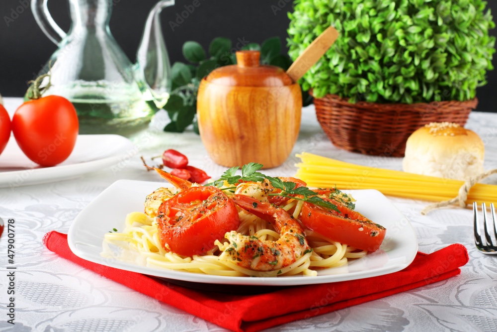 Pasta with shrimp, fresh tomatoes and parsley