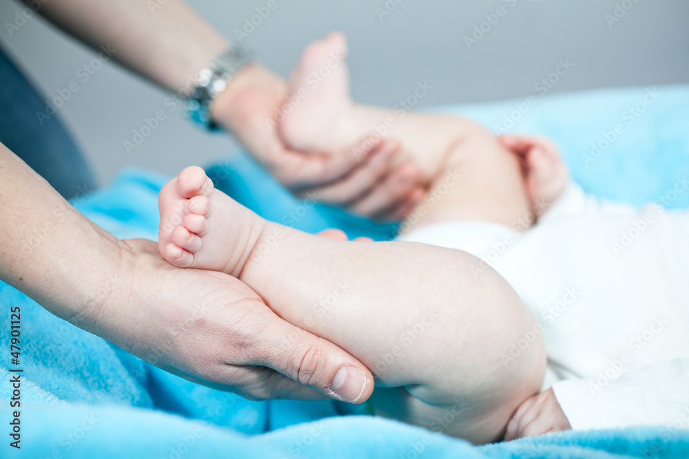 Papa greift Babies Beinchen Papa greift Babies Beinchen