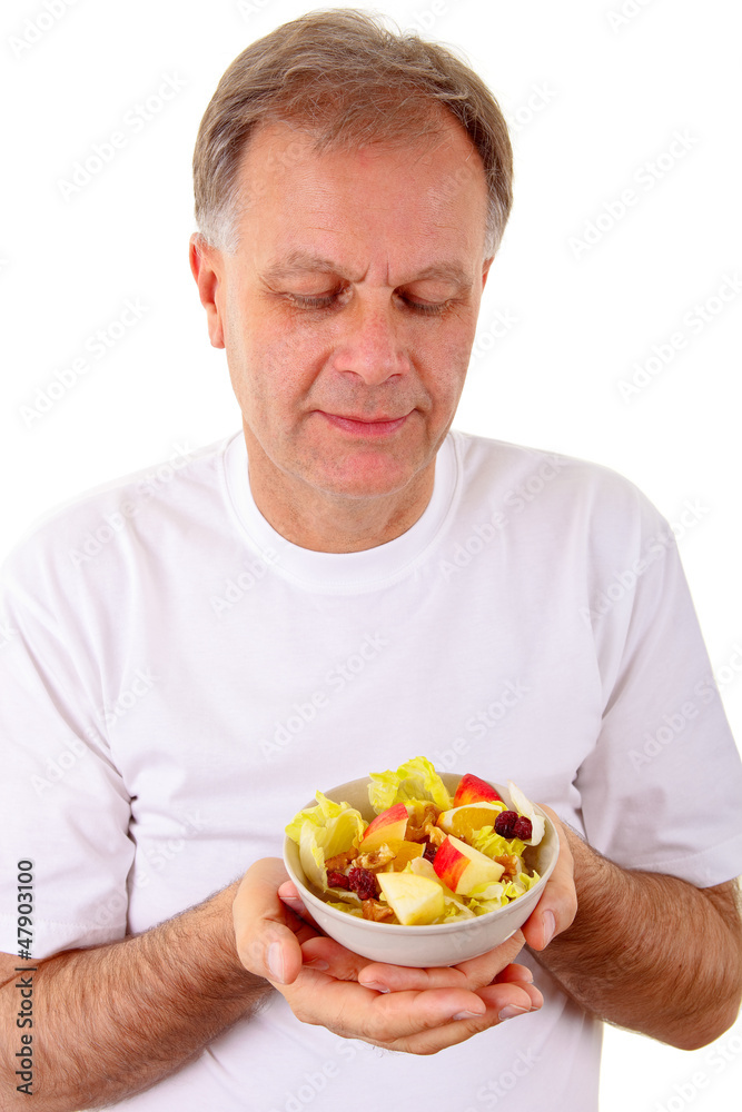 Mann mit Obstsalat