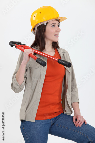 Foto craftswoman holding a spanner