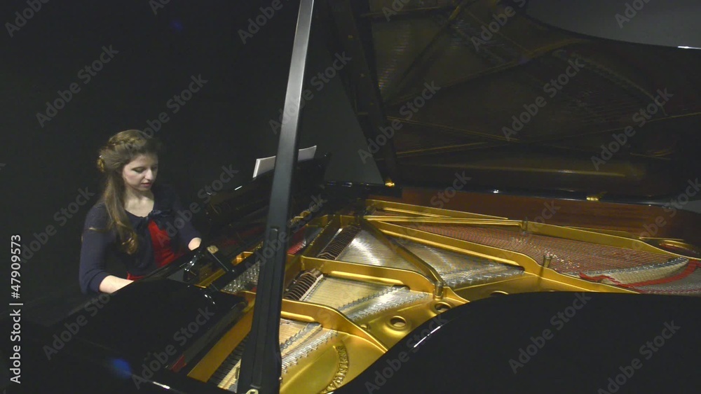 piano tocado por mujer