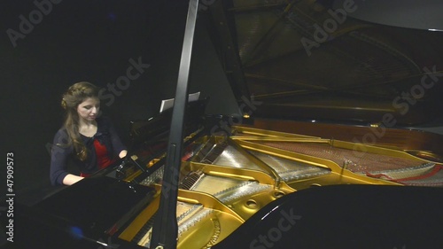 piano tocado por mujer