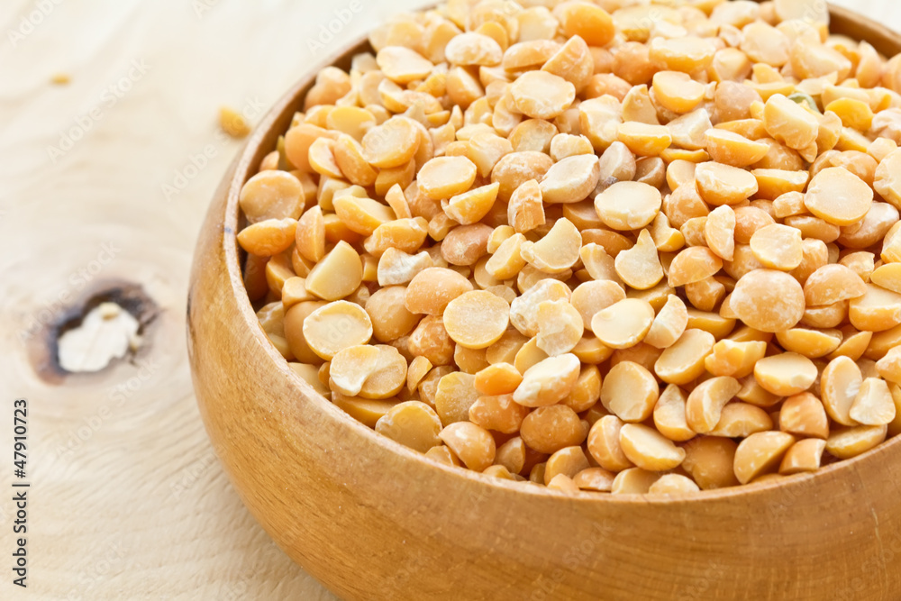 Dry peas in wooden bowl