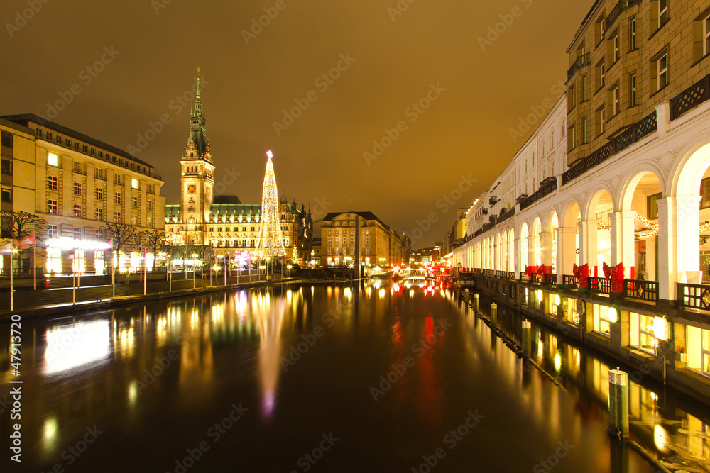 Fototapeta premium Weihnachtliche Stimmung an der kleinen Alster - Hamburg