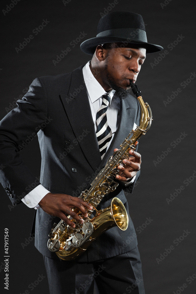 Naklejka premium Black american jazz saxophone player. Vintage. Studio shot.