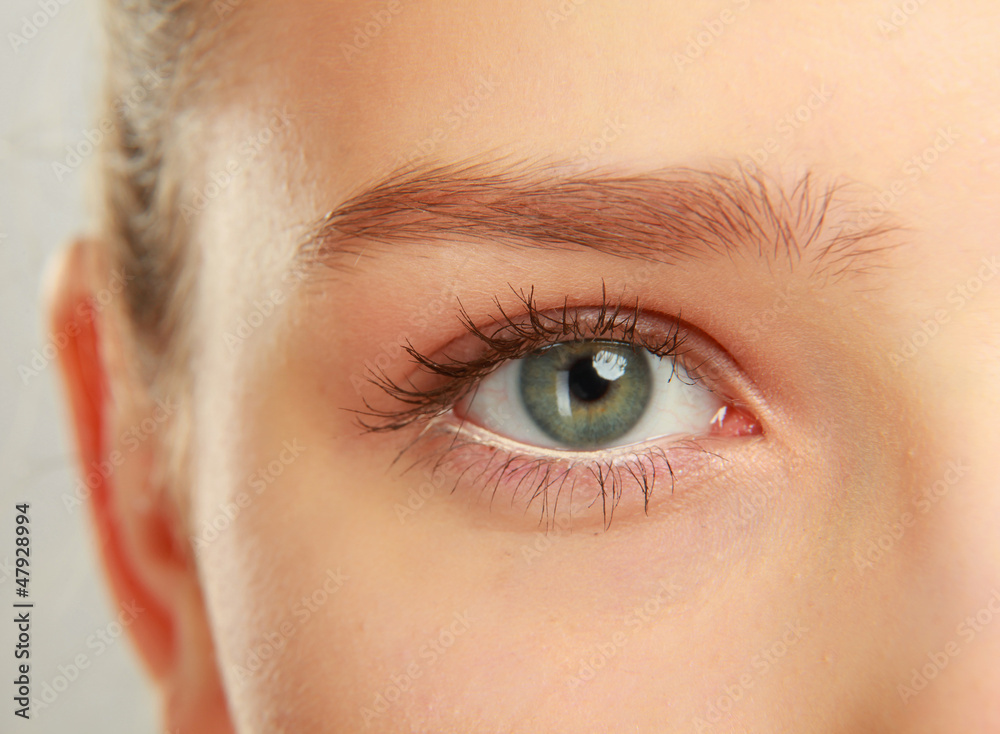 Obraz premium Pół twarzy pięknej kobiety, zbliżenie, na białym tle