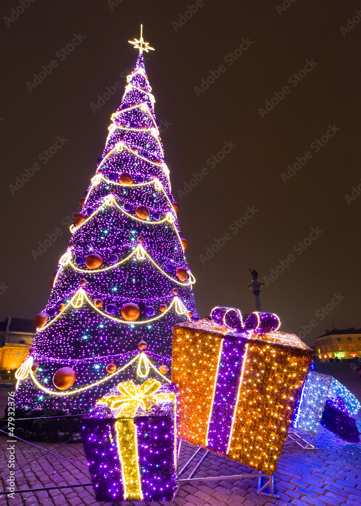 Fototapeta premium Christmas tree in old market town Warsaw, Poland
