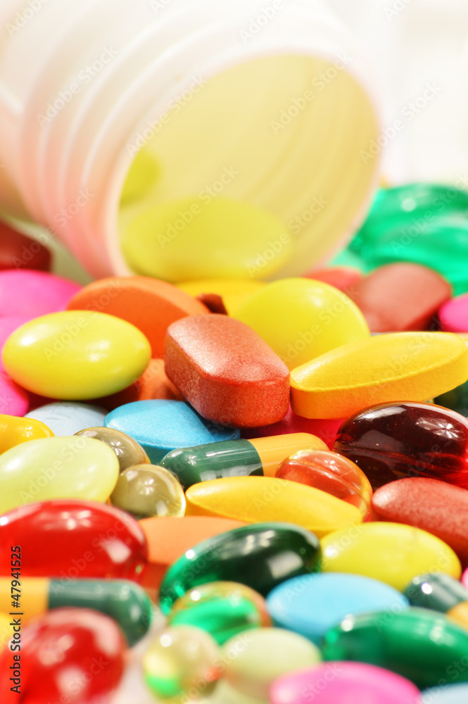 Composition with dietary supplement capsules and drug pills Composition with dietary supplement capsules and drug pills