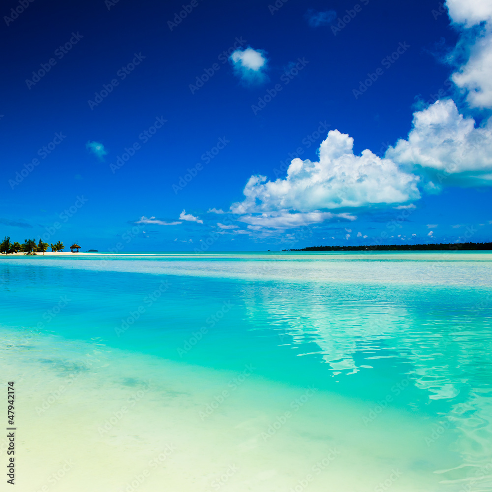 Fototapeta premium Peaceful calm setting of a tropical lagoon