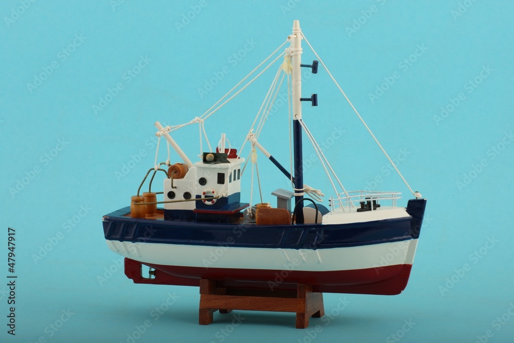 Fischerboot model mit blauem Hintergrund Fischerboot model mit blauem Hintergrund