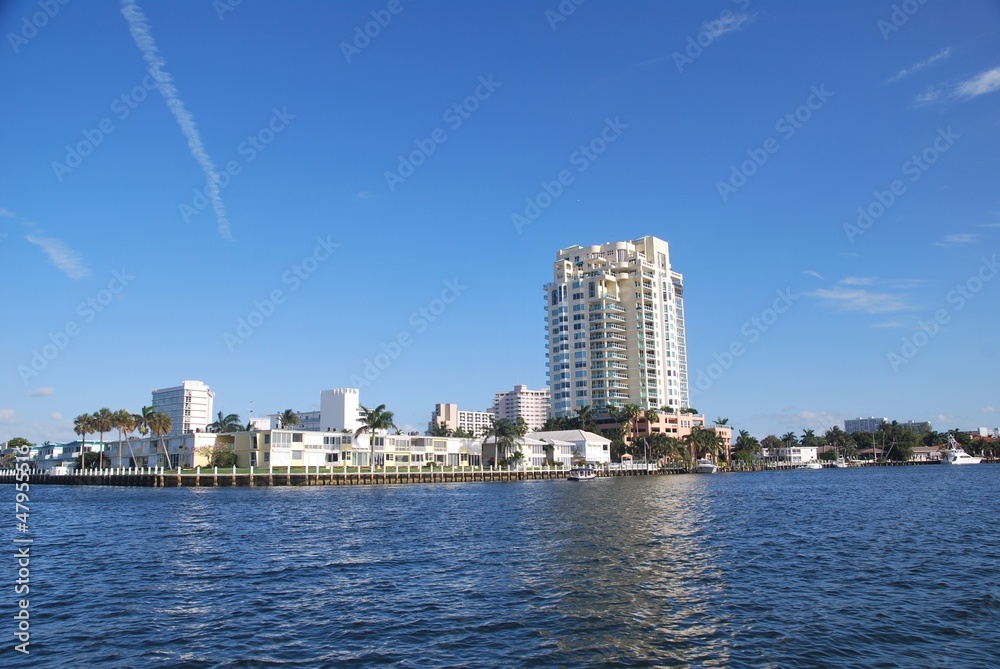 Obraz premium Wohnanlage am Wasser