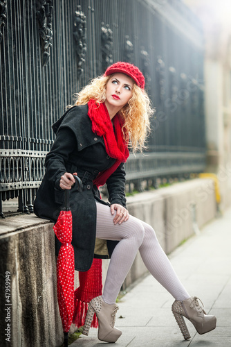 Obraz na płótnie Beautiful fashionable young girl with red umbrella in the street w salonie