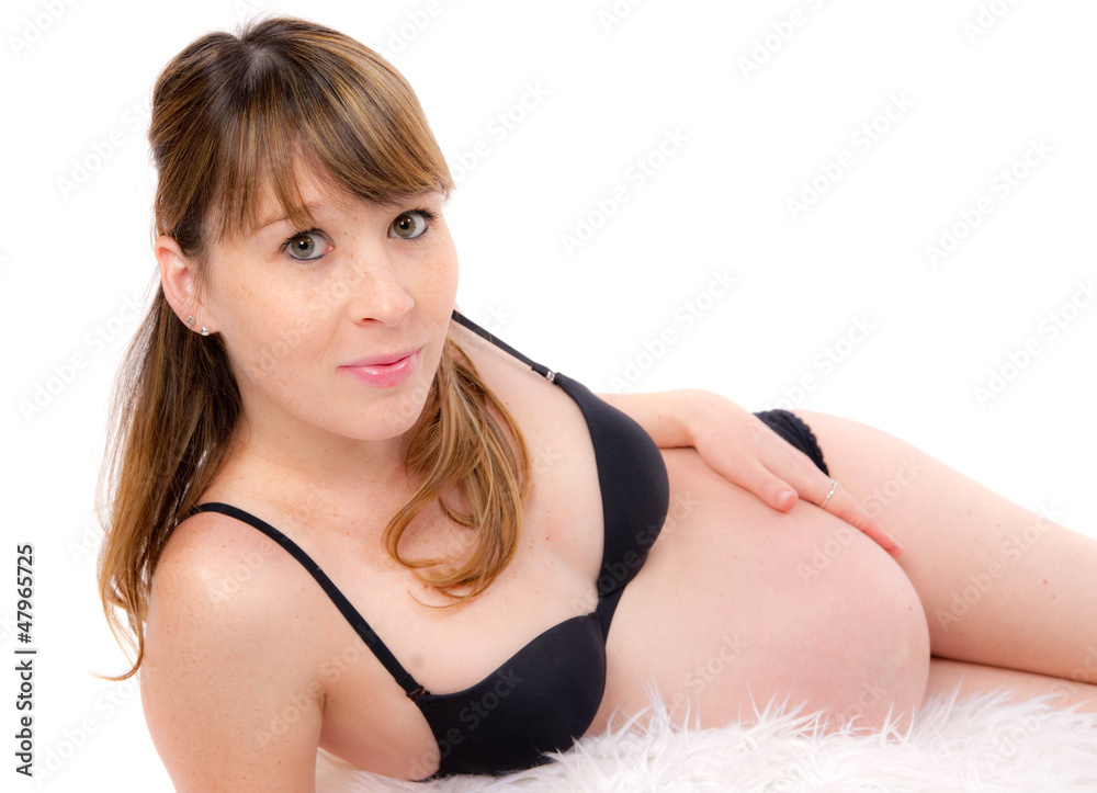Naklejka premium jolie femme enceinte allongée