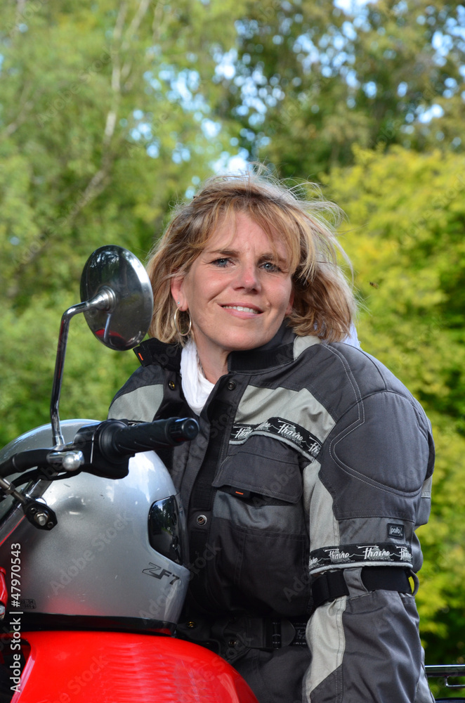 Blonde Frau mit Motorrad Blonde Frau mit Motorrad