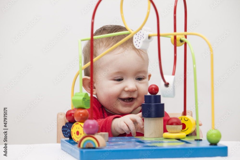 Obraz premium Kleinkind beim spielen 