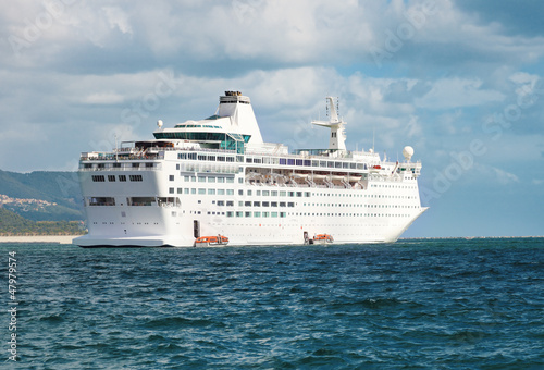 Fototapeta Naklejka Na Ścianę i Meble -  cruise ship in navigation