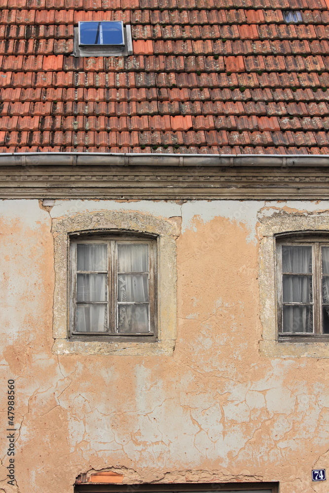alte Fenster im Hochformat